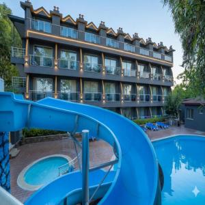 eine Rutsche vor einem Hotel mit Pool in der Unterkunft Aperion Beach Hotel Side in Manavgat