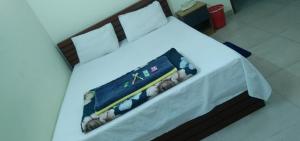 a cake sitting on top of a bed at MD HoTEL in Iswardi +1 photo
