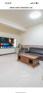 a living room with a couch and a coffee table at Siwei B&B in Hou-k'u-t'an