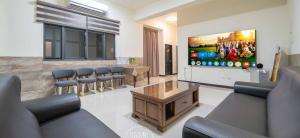 a waiting room with chairs and a flat screen tv at Siwei B&B in Hou-k'u-t'an