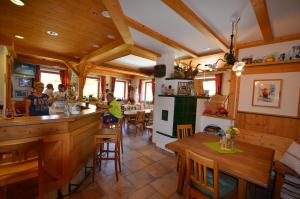 Eine Bar in einem Restaurant mit Leuten an der Theke in der Unterkunft Da Bräuhauser in Stadl an der Mur