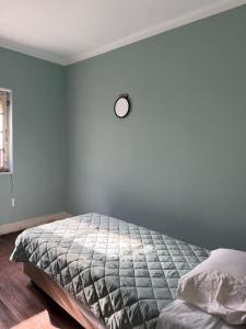 a bedroom with a bed and a clock on the wall at Imperial in Tamengos