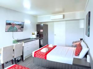 a small room with a bed and a kitchen at Tropical Gateway Motor Inn in Rockhampton +38 photos