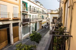 un vicolo in una città con edifici di San Pablo Rooms a Cordoba