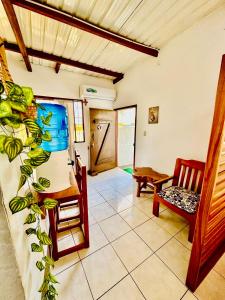 a living room with a table and chairs and a table at PROMOCIOn VILLA PRIVADA SPRING in Puerto Ayora