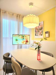 a dining room with a table and chairs at Mignon Stay FreeParking Near KSPODome AsanMedicalCenter LotteWorldTower in Samgong