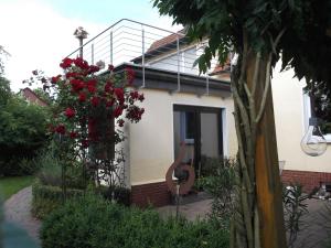 Ein Haus mit einem Haufen Blumen davor in der Unterkunft Gute Nacht Ferienwohnung in Halle Westfalen