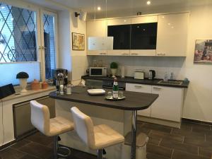 a kitchen with a table and chairs and a counter at Messe Ferienwohnung Düsseldorf Oberkassel in Düsseldorf