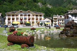 a hotel in a resort with a body of water at Hotel Grand Usseglio in Usseglio