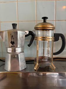 a coffee maker and a blender on a counter at LAKE FOREST hug pug in Yamanakako +35 photos