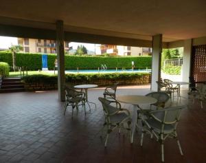 a group of tables and chairs in a patio at Residenz In 1 in Bardolino