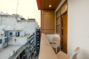 a balcony with a table and chairs on a building at Hotel Aeroporto in New Delhi