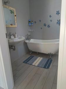 a bathroom with a tub and a sink at Gli Oleandri Rooms Casa Teresa in Conselice +15 photos