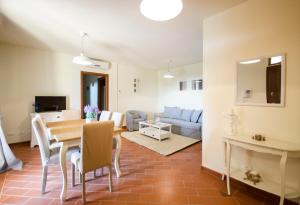 A television and/or entertainment centre at Il Borgo di San Gervasio