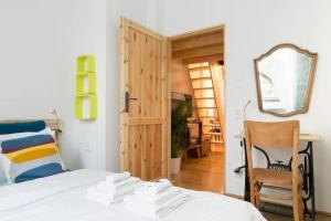 sypialnia z łóżkiem, lustrem i krzesłem w obiekcie WSTApartments RetroFunky w Warszawie