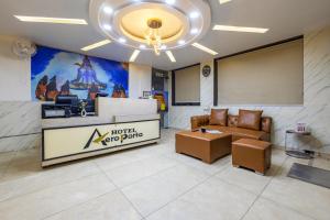 a waiting room with a couch and a stage at Hotel Aeroporto in New Delhi
