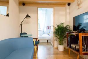 Telewizja i/lub zestaw kina domowego w obiekcie WSTApartments RetroFunky