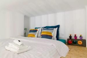 sypialnia z dużym białym łóżkiem z ręcznikami w obiekcie WSTApartments RetroFunky w Warszawie +16 zdjęć