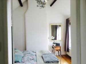 Tempat tidur dalam kamar di Hillside Cottage