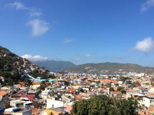 - Vistas a una ciudad con casas y montañas en Quitieenete Arraial do Cabo, en Arraial do Cabo