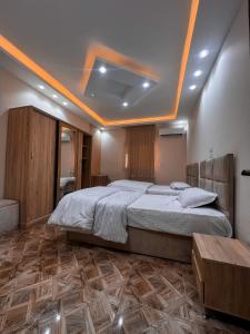 a bedroom with a large bed in a room at عماره in Sheikh Zayed