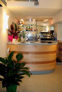 eine Küche mit einer Theke mit einer Arbeitsplatte in der Unterkunft Grazia Hotel in Sperlonga