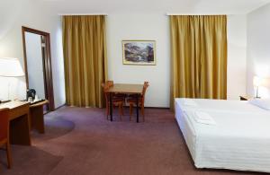 Postel nebo postele na pokoji v ubytování Fosshotel Baron