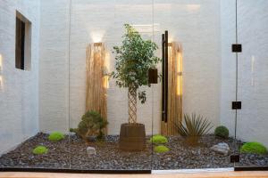 a lobby with a mirror and a tree in it at ارجان بارك طويق 3 in Riyadh