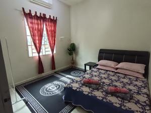 a bedroom with a bed and a window at Lynn Homestay Alor Setar in Alor Setar
