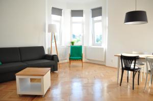 プラハにあるCentral-Modern-Apartmentのリビングルーム(ソファ、テーブル付)