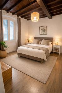 ein Schlafzimmer mit einem großen Bett und einem Teppich in der Unterkunft Hotel Nella Firenze in Florenz