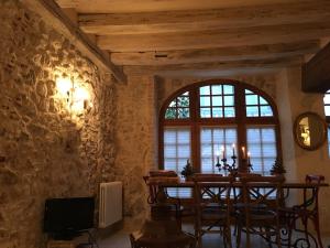 Maison d'Ines centre historique garage privé في بلوا: غرفة طعام مع طاولة ونافذة