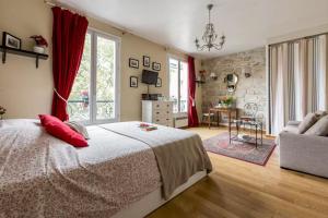 1 dormitorio con 1 cama grande y sala de estar en Studio Saint Louis en Ile, en París