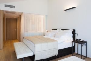 A bed or beds in a room at MÖRWALD Relais & Châteaux Hotel am Wagram