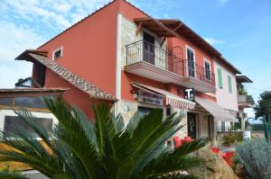 The building in which a vendégházakat is located Még 37 kép
