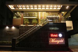 un signo de margaritaville de hotel frente a un edificio en Hotel Marigold, en Vadodara