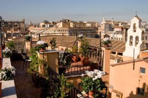 una vista de una ciudad desde el balcón de un edificio en Hotel Trevi - Gruppo Trevi Hotels, en Roma