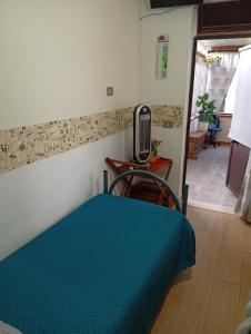 a bedroom with a bed and a tv on a table at Filuvespri in Comiso