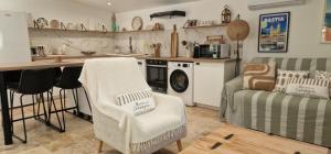 ein Wohnzimmer mit Sofa und eine Küche in der Unterkunft Stalla in Ortiporio + 16 Fotos