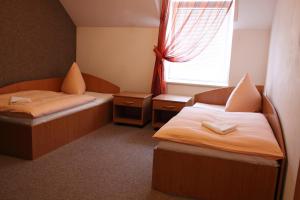 Una cama o camas en una habitación de Hotel Solitaire
