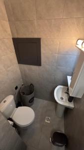 ein kleines Badezimmer mit Toilette und Waschbecken in der Unterkunft The Waves Studio in Patras