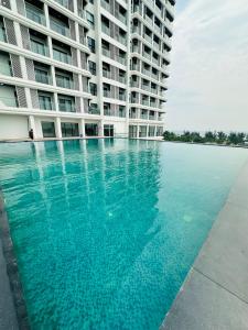a swimming pool in front of a large building at Khách sạn LAzur Cửa Lò- Nghệ An in Giáp Vinh Yên