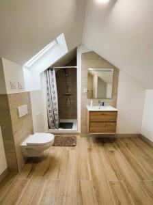 ein Badezimmer mit Toilette und Waschbecken in der Unterkunft Chambres Spacieuses et Lumineuses - Angers - Votre havre de paix in Angers