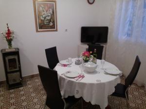 Televízia a/alebo spoločenská miestnosť v ubytovaní Tone & Marta Apartments
