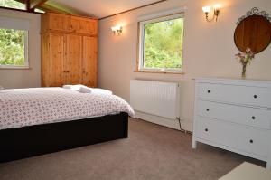 Кровать или кровати в номере Cockleshell Lodge
