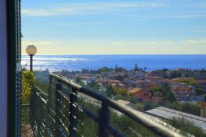 uma vista para o oceano a partir de uma varanda em Casa Ilaria em Diano Marina