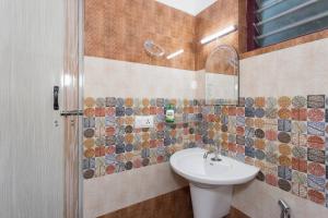 ein Badezimmer mit Waschbecken und Spiegel in der Unterkunft Mount Spring Valley Homestay in Thekkady