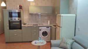 a kitchen with a washing machine and a washer at Timón, cerca de la Playa in Candás