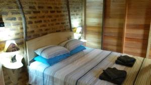 En eller flere senger på et rom på Manthally Cabanas