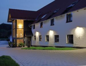 duży biały budynek z oświetleniem w obiekcie Wasmayr Hof w mieście Landshut